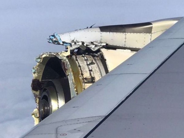 У самолета с 500 пассажирами на борту прямо во время полета начал разваливаться двигатель