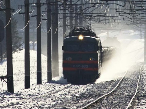 На Урале товарный поезд протаранил автомобиль