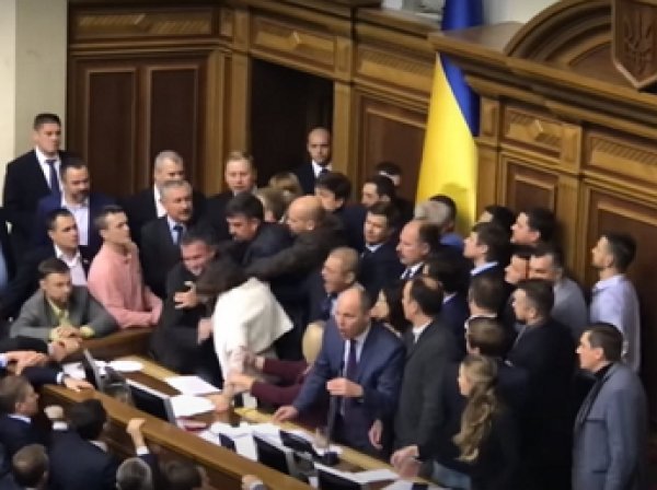 Депутаты Рады подрались из-за закона о Донбассе