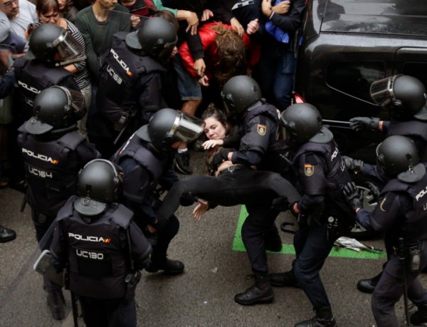 "Насилие просто немыслимое": в столкновениях на референдуме в Каталонии ранены свыше 7500 человек (ВИДЕО)