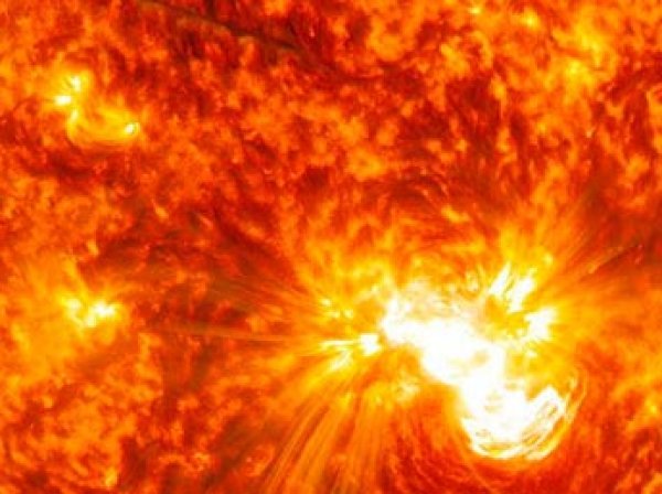 Конец спутникам и интернету: ученые прогнозируют сильнейшую за 100 лет вспышку на Солнце