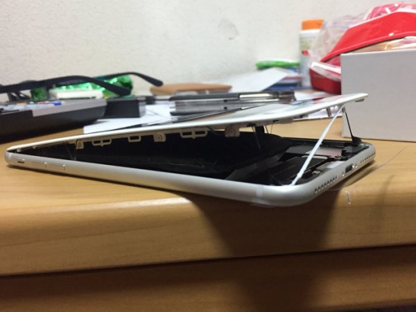 iPhone 8 взрываются: владельцы восьмых "айфонов" жалуются на взрывы устройств