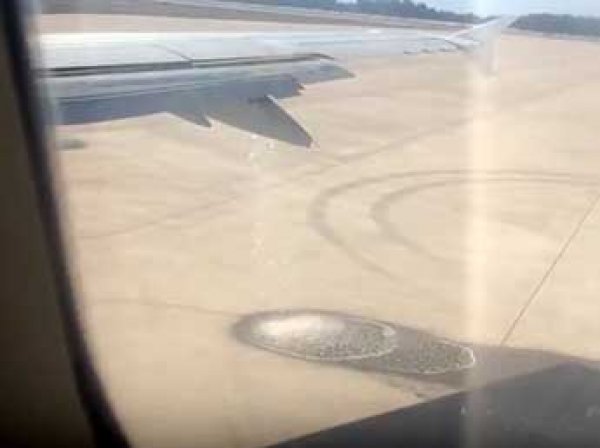 В Анталье пассажиры сняли на видео, как из их самолета вытекает топливо