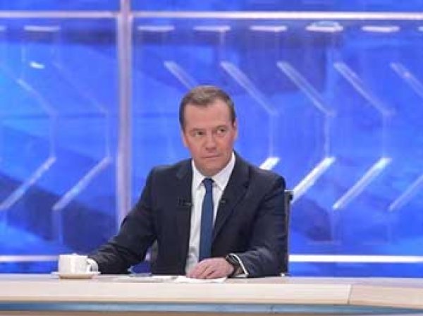 Медведев рассказал, в какой валюте хранить деньги, и успокоил пенсионеров