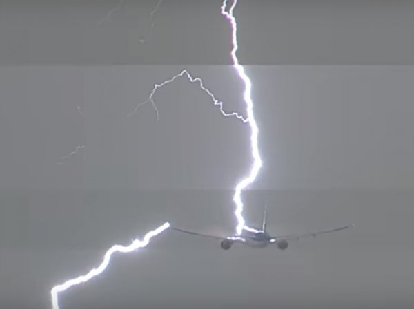 Удар молнии в самолет, летевший из Амстердама в Лиму, попал на видео
