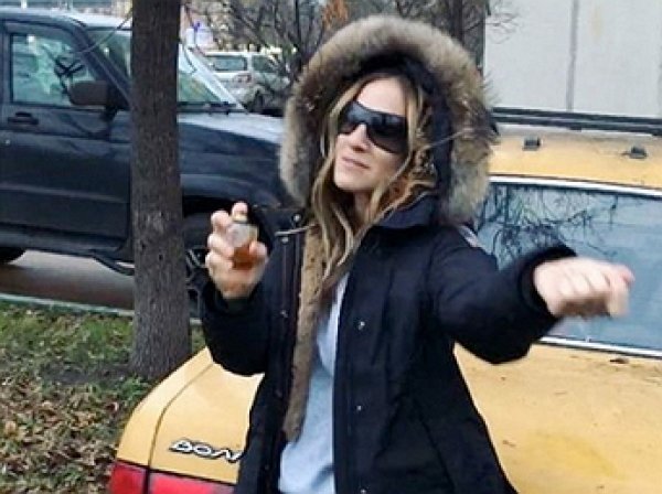 Сара Джессика Паркер приехала в Москву и запуталась в «Волгах» и «Жигулях»