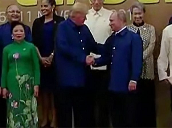 Трамп и Путин пожали друг другу руки на саммите АТЭС