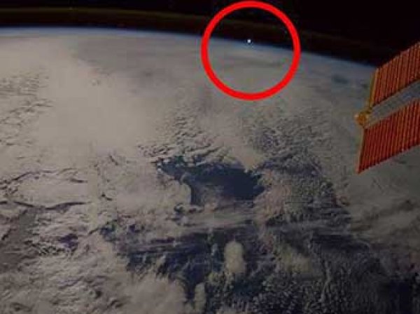 Астронавт МКС снял на видео шарообразный НЛО в атмосфере Земли