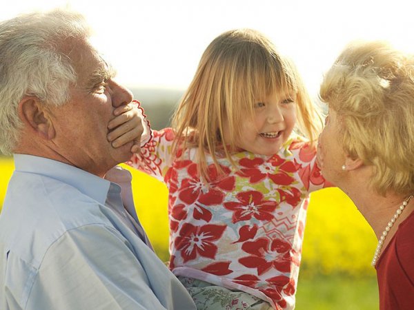 Эксперты рассказали, как бабушки и дедушки вредят своим внукам