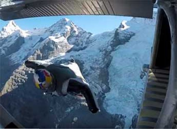 В Сеть попало видео, как во Франции экстремалы спрыгнули с горы и на ходу влетели в самолет