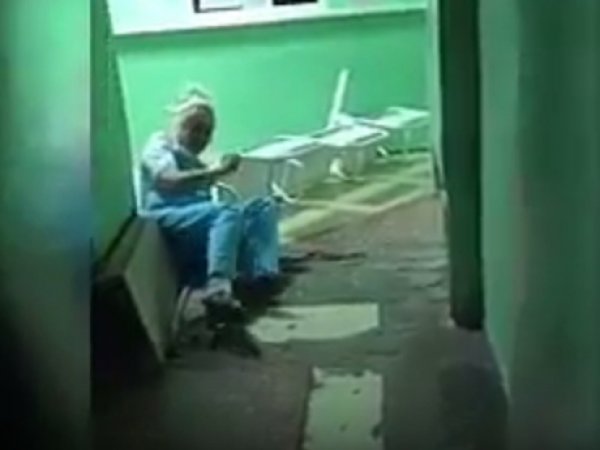 В Омске "пьяная" медсестра из травмпункта попала на видео