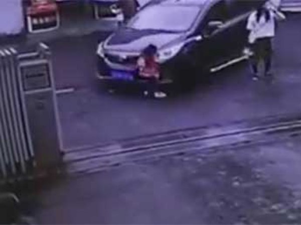 В Китае мать увлеклась кофе и не заметила, как ее трехлетнюю дочь сбила машина