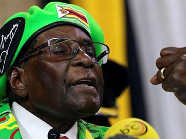 В Зимбабве старейший президент мира оказался в заложниках у военных