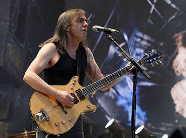 Умер гитарист и основатель группы AC/DC Малькольм Янг