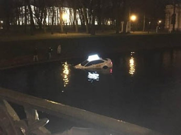 В Петербурге машина такси с пассажиром 15 минут плавала по каналу