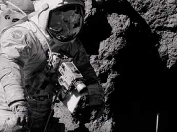 Блогеры разглядели на лунных фото NASA человека без скафандра