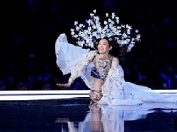 Китайская модель упала во время показа Victoria"s Secret в Шанхае