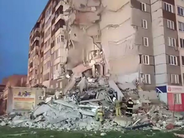 Обрушение дома в Ижевске сегодня: под завалами могут находиться люди (ВИДЕО)