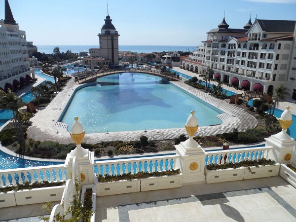 В Турции разграбили отель, построенный Тельманом Исмаиловым