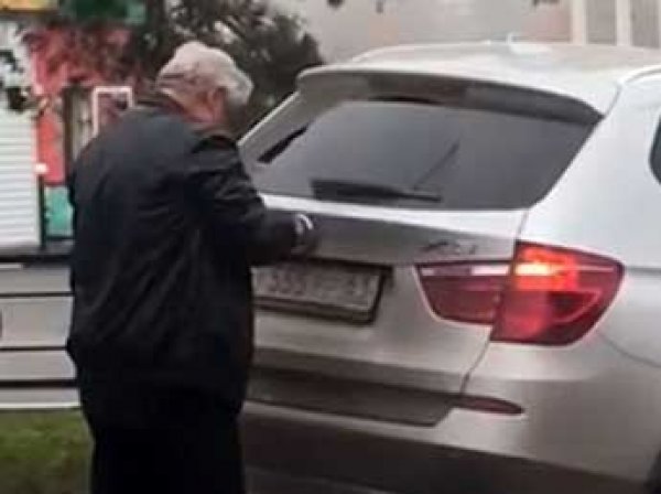 В Сеть попало видео, как ростовский судья после пьяного ДТП меняет номера машины