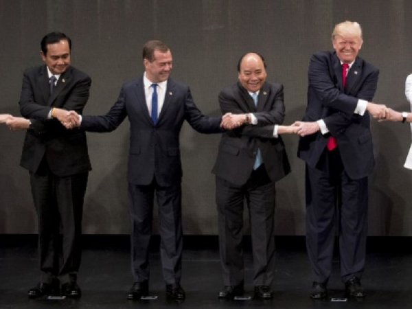 Медведев запутался во время рукопожатия на саммите АСЕАН