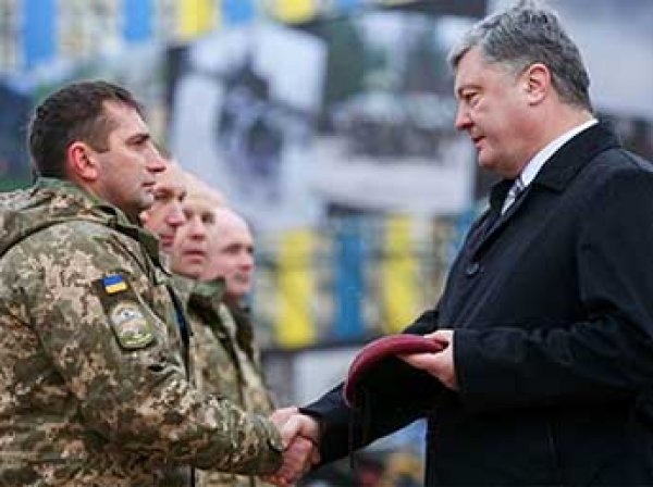 Порошенко переименовал ВДВ на Украине и сменил цвет беретов у десантников