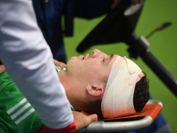 Испанский нападающий нанес скальпированную травму головы вратарю сборной России