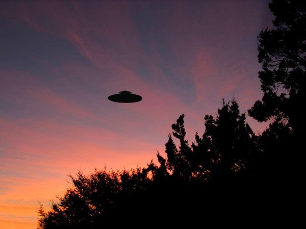 Очевидцы засняли НЛО, "заметающее" следы в небе