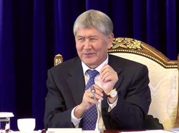 Президент Киргизии на пресс-конференции подарил часы журналисты после слов о вещем сне