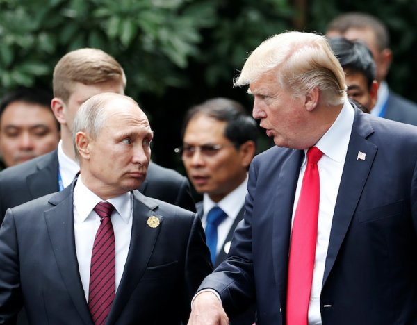 СМИ узнали, о чем Путин и Трамп говорили «на ногах» во второй день саммита АТЭС