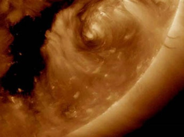 НАСА зафиксировала редкую и сильнейшую плазменную бурю на Солнце