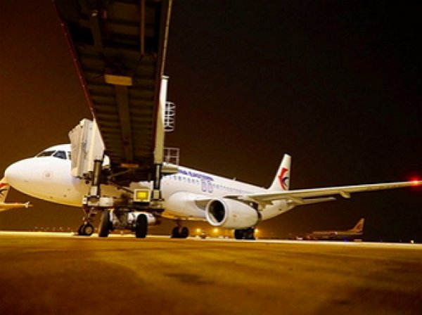 В Китае стюардесса выпала из самолета и сломала позвоночник