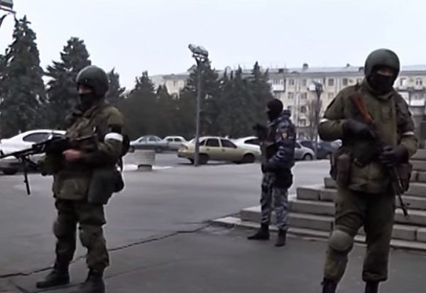 "Военный переворот" в ЛНР: вооруженные люди заблокировали центр Луганска