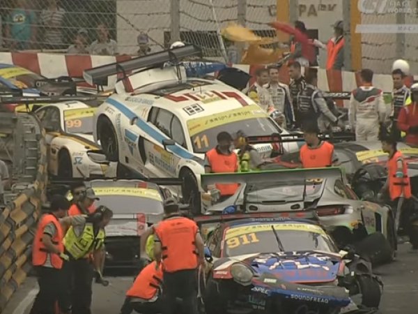 В Макао гонка спорткаров закончилась массовым столкновением