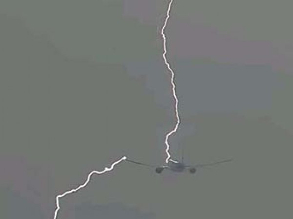 Удар молнии в самолет рейса Амстердам-Лима попал на видео