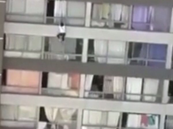 В Чили сняли на видео, как прохожий поймал упавшую с 10 этажа женщину