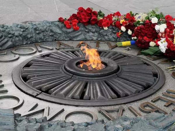 В Киеве неизвестные зацементировали Вечный огонь