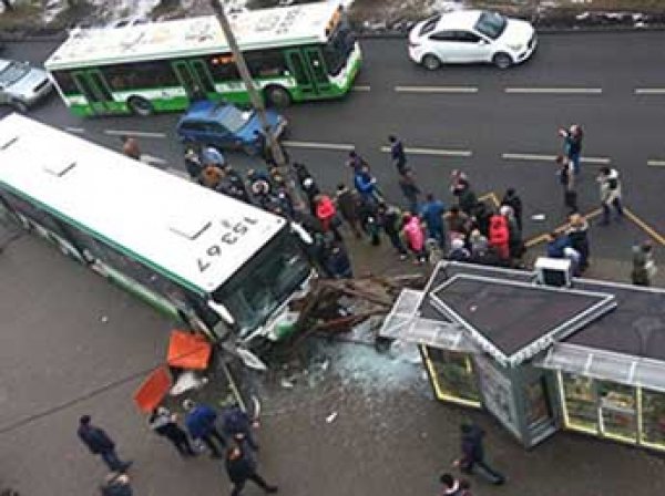 В Москве автобус сбил людей на остановке