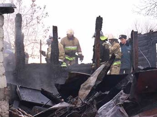 В Калужской области на пожаре погибли пять взрослых и двое детей, в Новосибирской — пятеро детей