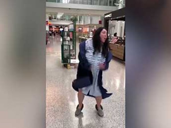 Сеть взорвало видео, как Лолита пляшет в аэропорту в ночнушке и тапочках