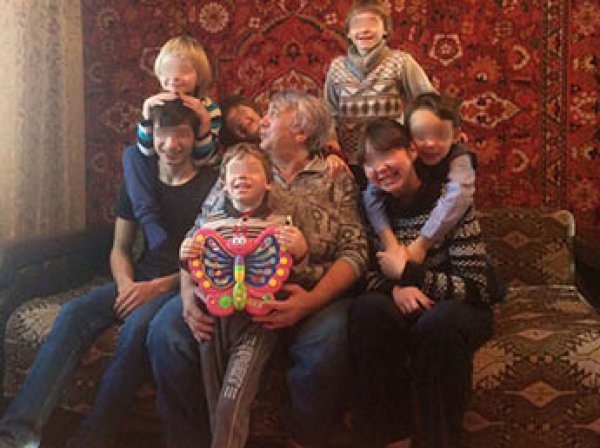 В Хакасии у матери семерых детей их изъяли из-за длинных волос ребенка
