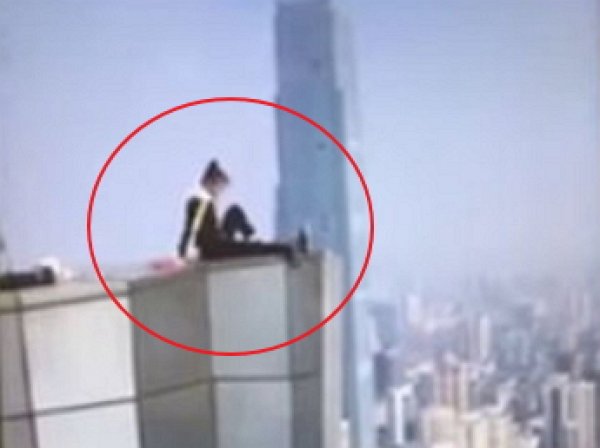 Известный китайский руфер сорвался с крыши небоскреба