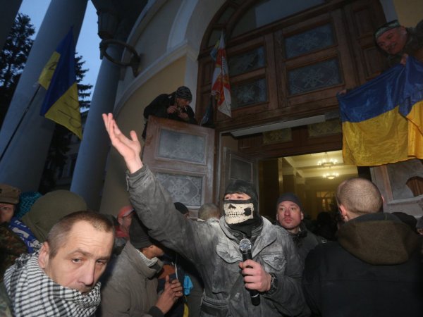 При штурме Октябрьского дворца в Киеве пострадали 60 нацгвардейцев