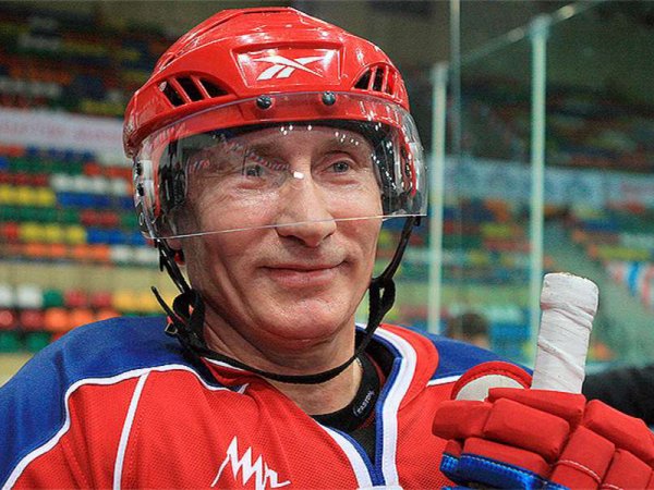 Владимир Путин забил пять шайб в матче Ночной хоккейной лиги на Красной площади