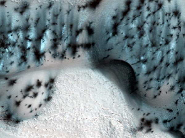 NASA показало уникальные кадры "зимнего" Марса