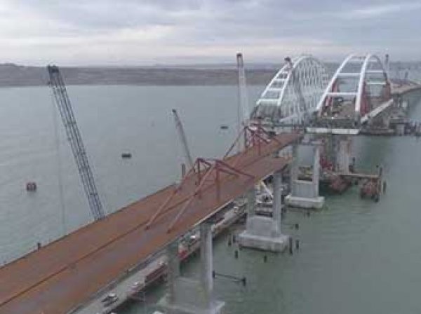 Строители возвели все опоры моста в Крым и рассказали, когда по нему откроют движение