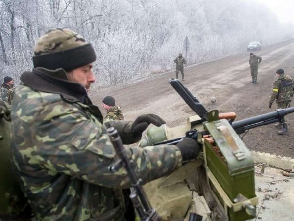 Попавшие в "котел" украинские силовики обстреливают мирных жителей