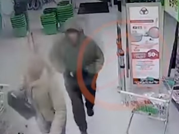Подозреваемый в исполнении взрыва в петербургском "Перекрестке" попал на видео