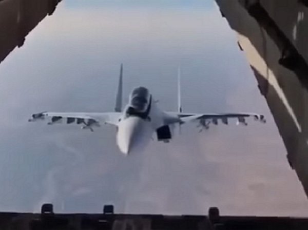 Пилот Су-30 потряс весь мир, «заглянув» в транспортник Ил-76
