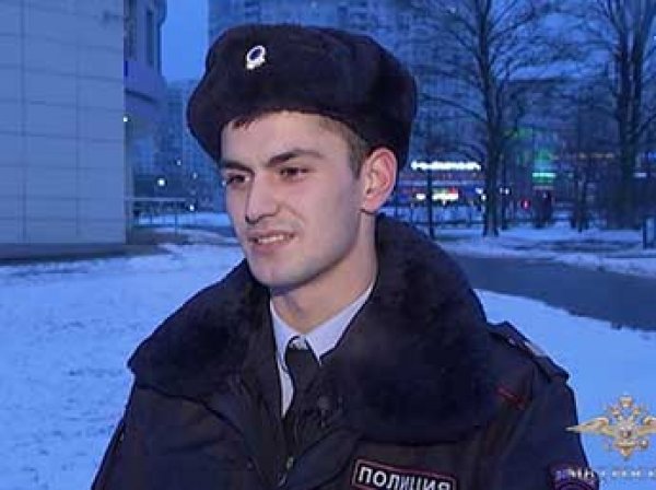В московском метро полицейский прыгнул на рельсы вслед за упавшим пассажиром